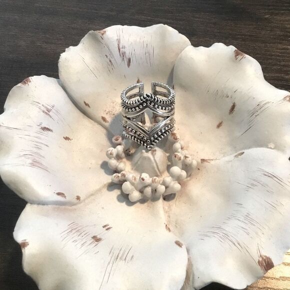Chevron ring  - Picture 1 of 5